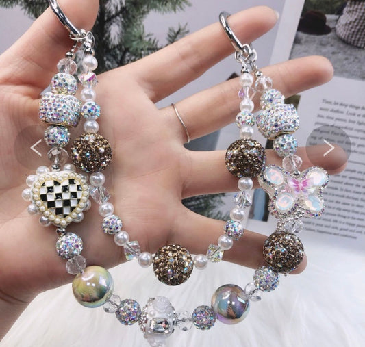 Catena decorativa per cellulare effetto gioiello, ricca di perle, cristalli e charm luminosi. Super scenografica e unica 💎
