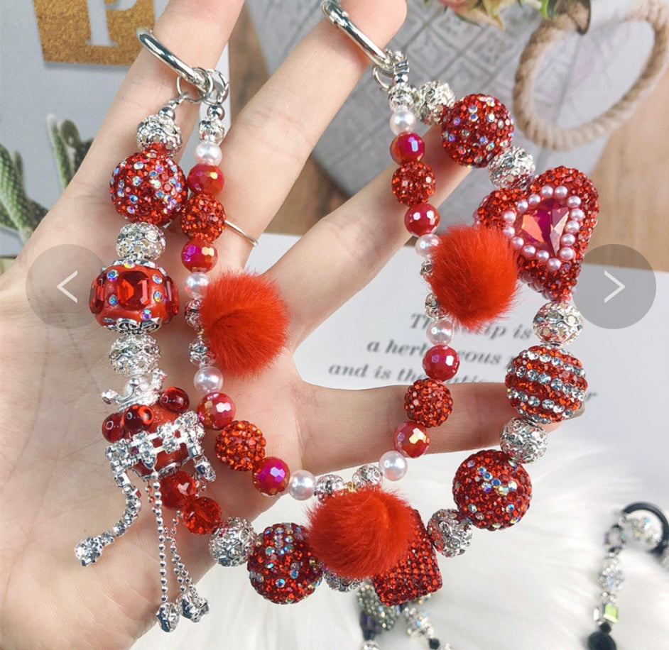 Catena decorativa per cellulare effetto gioiello, ricca di perle, cristalli e charm luminosi. Super scenografica e unica 💎