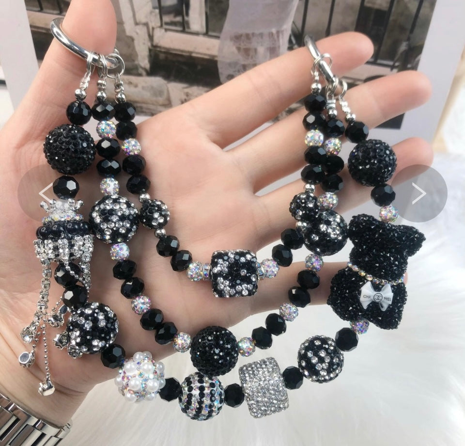 Catena decorativa per cellulare effetto gioiello, ricca di perle, cristalli e charm luminosi. Super scenografica e unica 💎