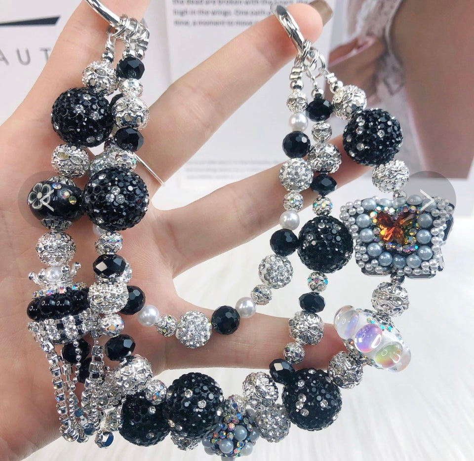 Catena decorativa per cellulare effetto gioiello, ricca di perle, cristalli e charm luminosi. Super scenografica e unica 💎