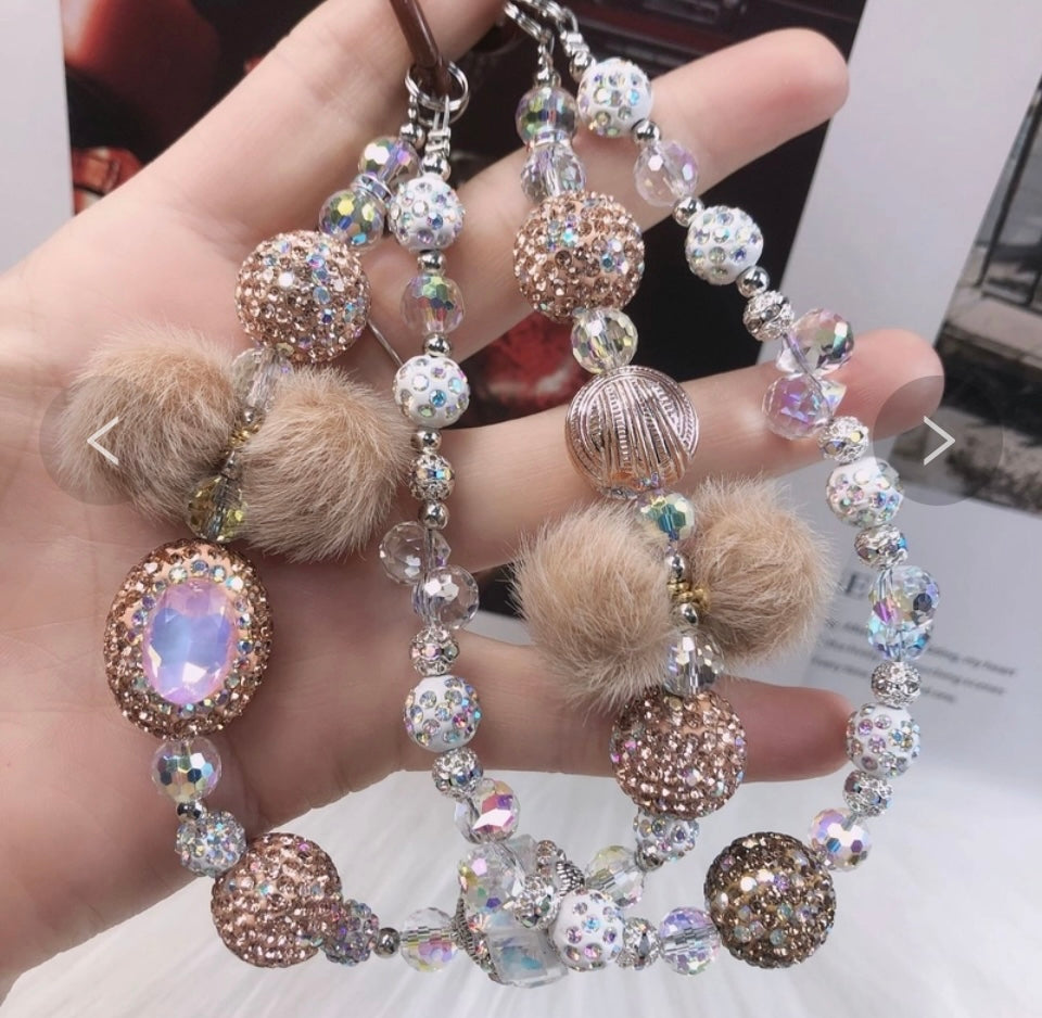 Catena decorativa per cellulare effetto gioiello, ricca di perle, cristalli e charm luminosi. Super scenografica e unica 💎