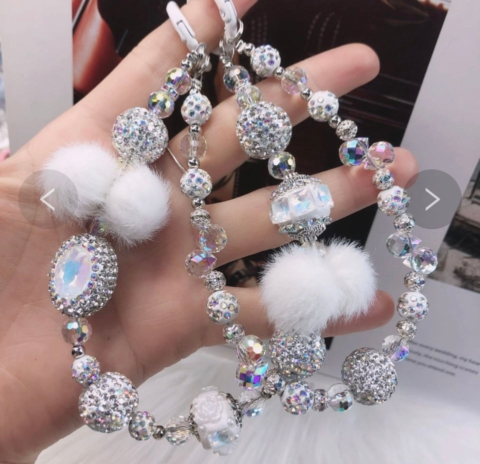 Catena decorativa per cellulare effetto gioiello, ricca di perle, cristalli e charm luminosi. Super scenografica e unica 💎