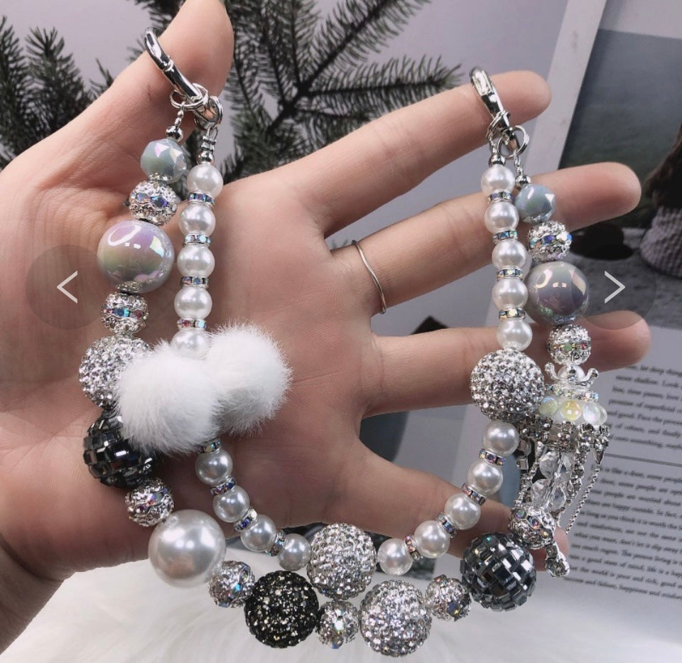 Catena decorativa per cellulare effetto gioiello, ricca di perle, cristalli e charm luminosi. Super scenografica e unica 💎