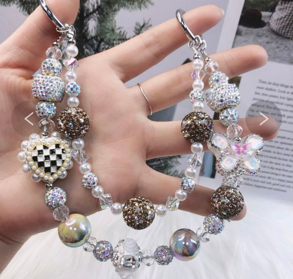 Catena decorativa per cellulare effetto gioiello, ricca di perle, cristalli e charm luminosi. Super scenografica e unica 💎
