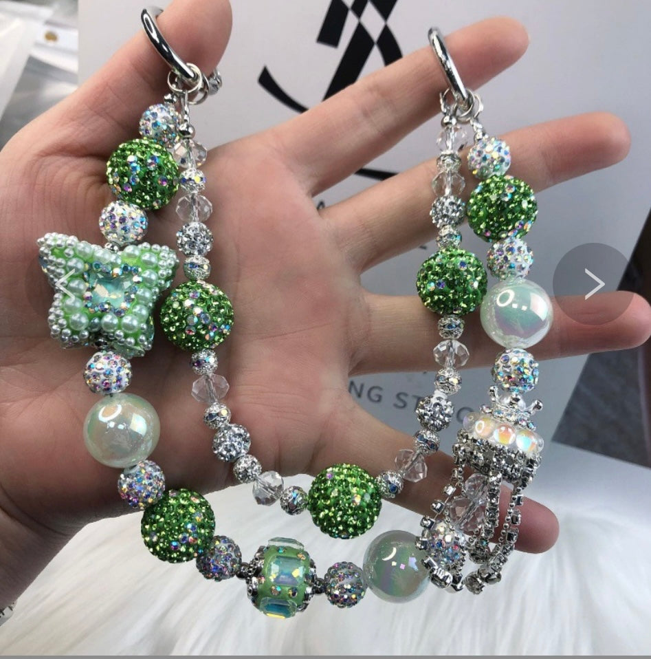Catena decorativa per cellulare effetto gioiello, ricca di perle, cristalli e charm luminosi. Super scenografica e unica 💎