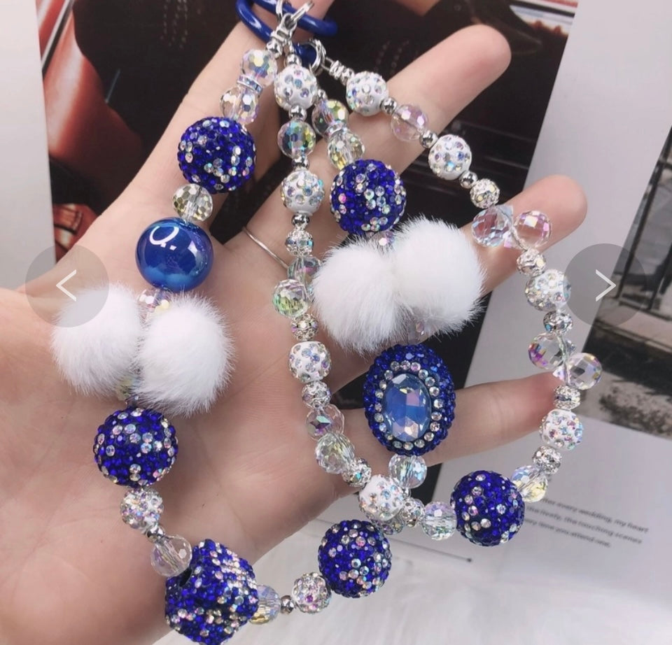 Catena decorativa per cellulare effetto gioiello, ricca di perle, cristalli e charm luminosi. Super scenografica e unica 💎