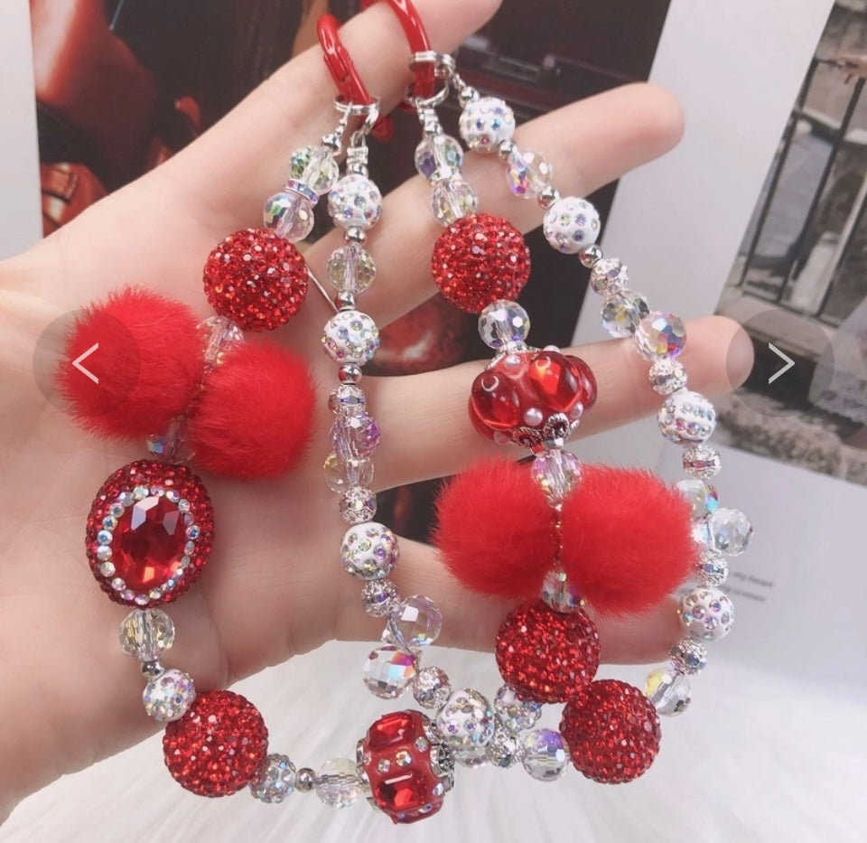 Catena decorativa per cellulare effetto gioiello, ricca di perle, cristalli e charm luminosi. Super scenografica e unica 💎