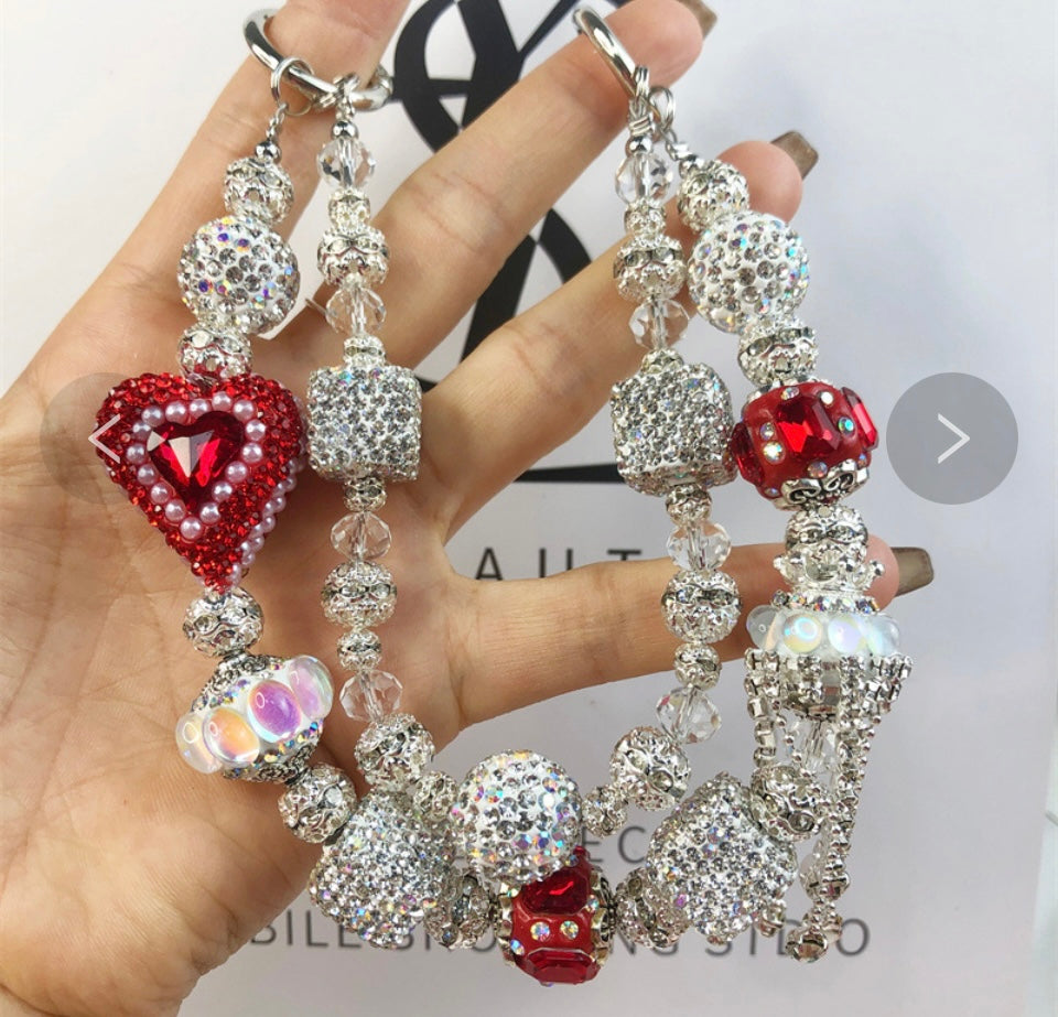 Catena decorativa per cellulare effetto gioiello, ricca di perle, cristalli e charm luminosi. Super scenografica e unica 💎