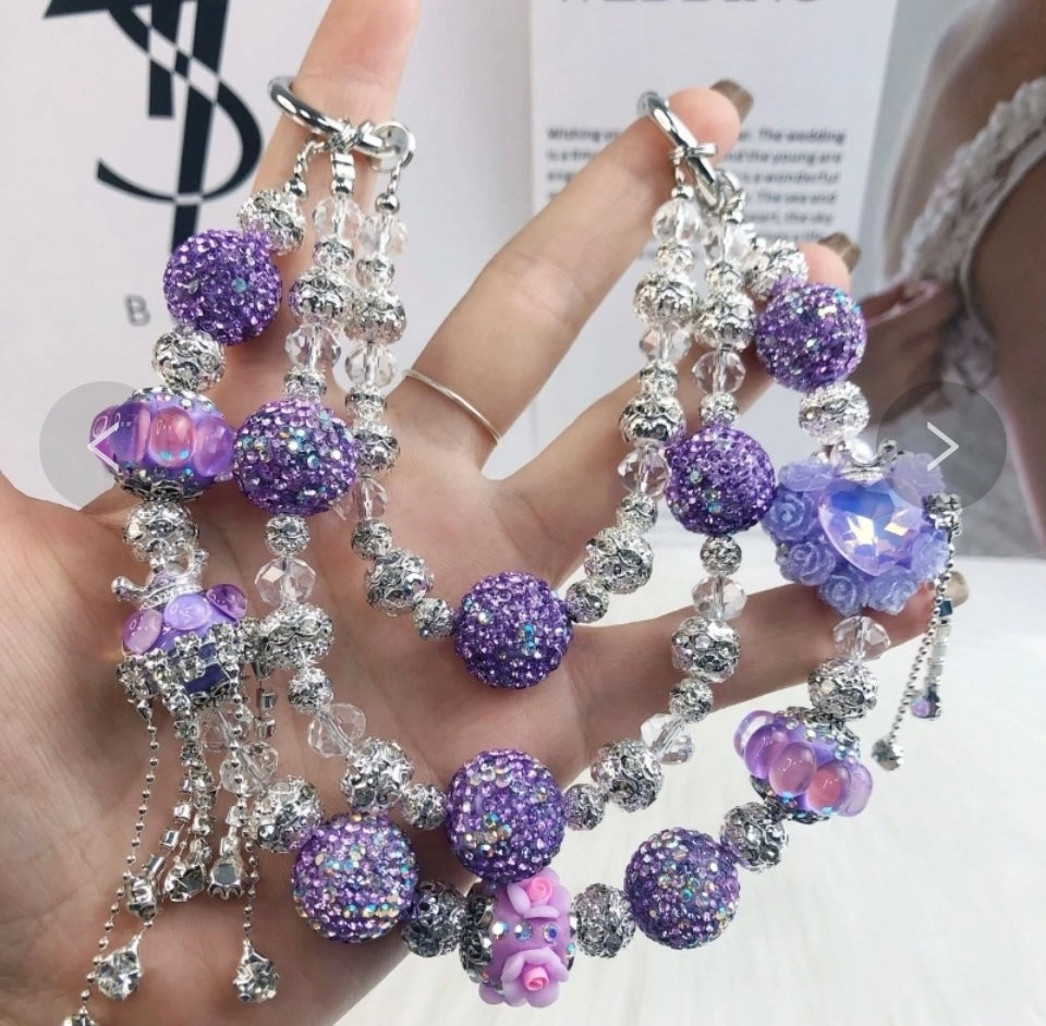 Catena decorativa per cellulare effetto gioiello, ricca di perle, cristalli e charm luminosi. Super scenografica e unica 💎