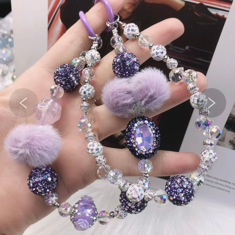 Catena decorativa per cellulare effetto gioiello, ricca di perle, cristalli e charm luminosi. Super scenografica e unica 💎
