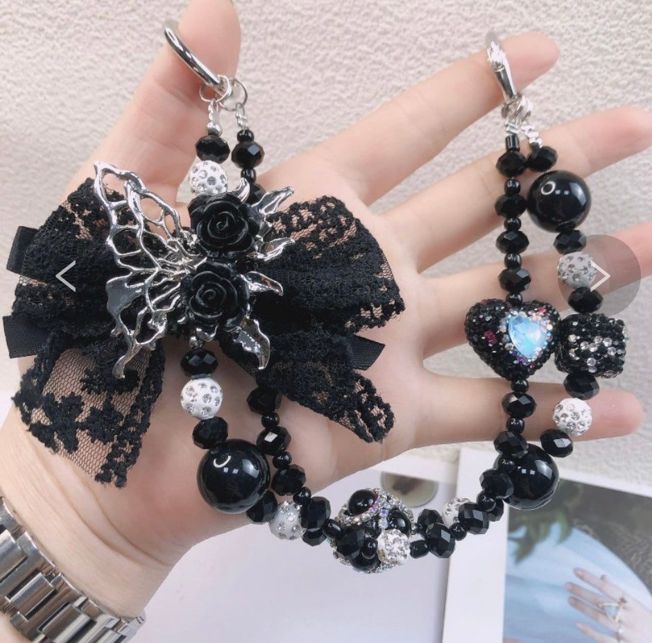 Catena decorativa per cellulare effetto gioiello, ricca di perle, cristalli e charm luminosi. Super scenografica e unica 💎