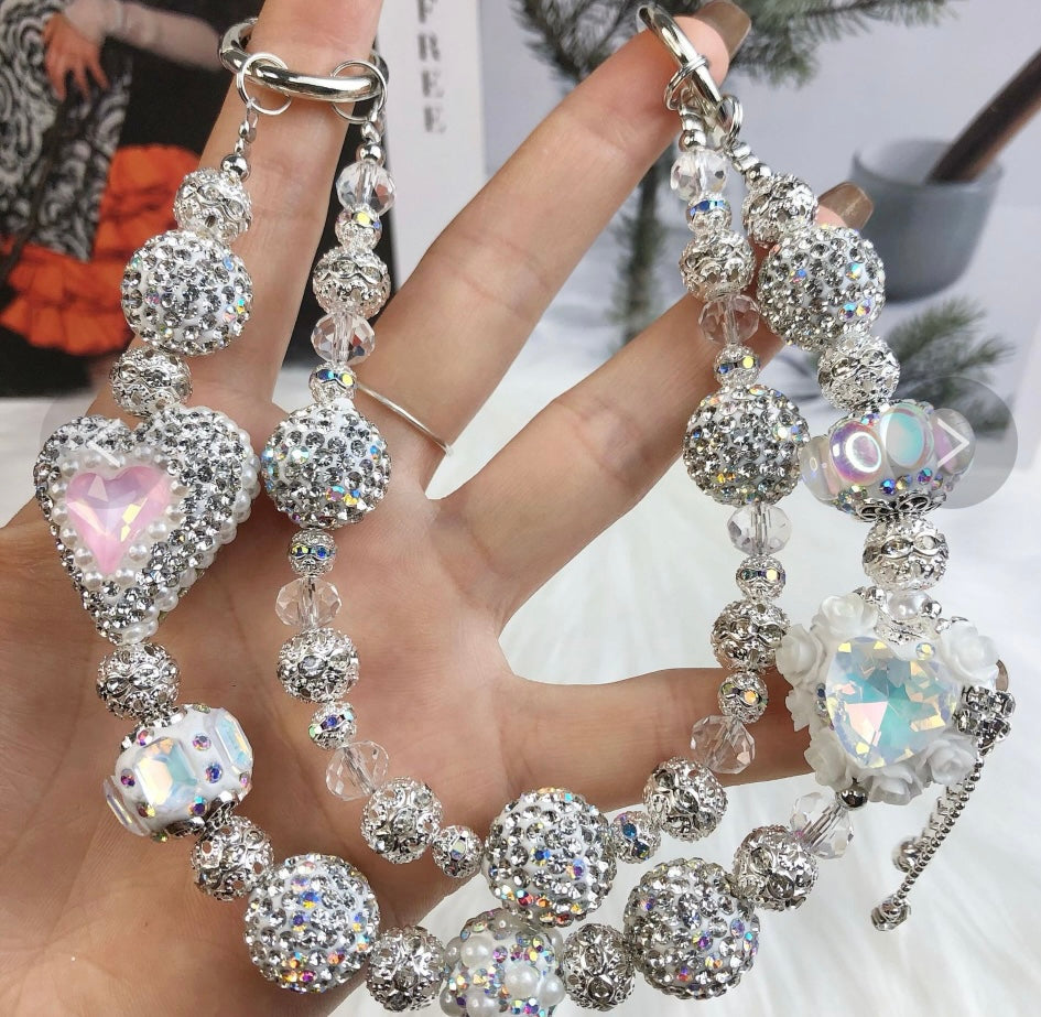 Catena decorativa per cellulare effetto gioiello, ricca di perle, cristalli e charm luminosi. Super scenografica e unica 💎