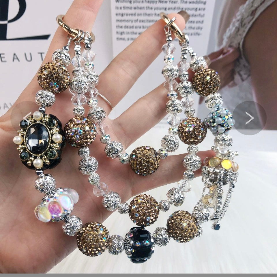 Catena decorativa per cellulare effetto gioiello, ricca di perle, cristalli e charm luminosi. Super scenografica e unica 💎