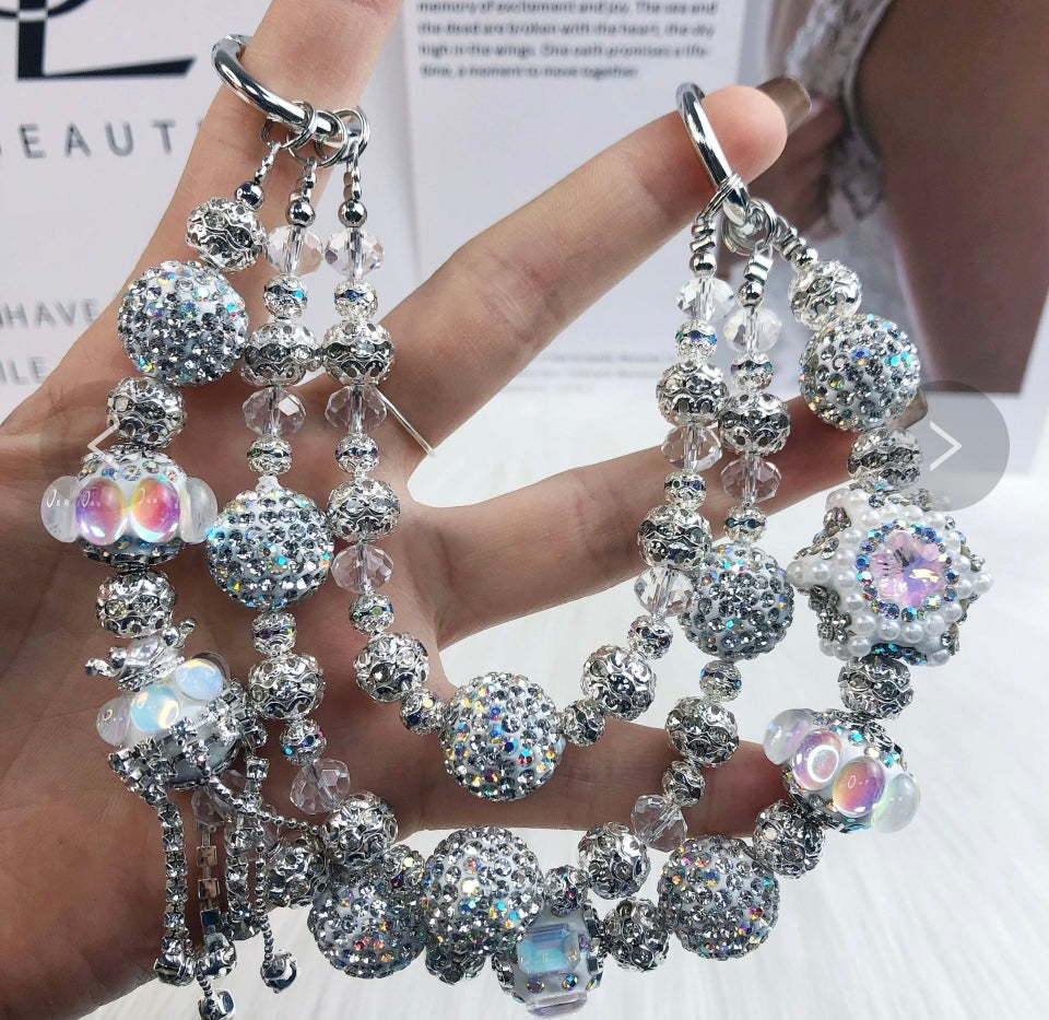 Catena decorativa per cellulare effetto gioiello, ricca di perle, cristalli e charm luminosi. Super scenografica e unica 💎