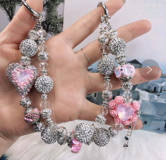 Catena decorativa per cellulare effetto gioiello, ricca di perle, cristalli e charm luminosi. Super scenografica e unica 💎