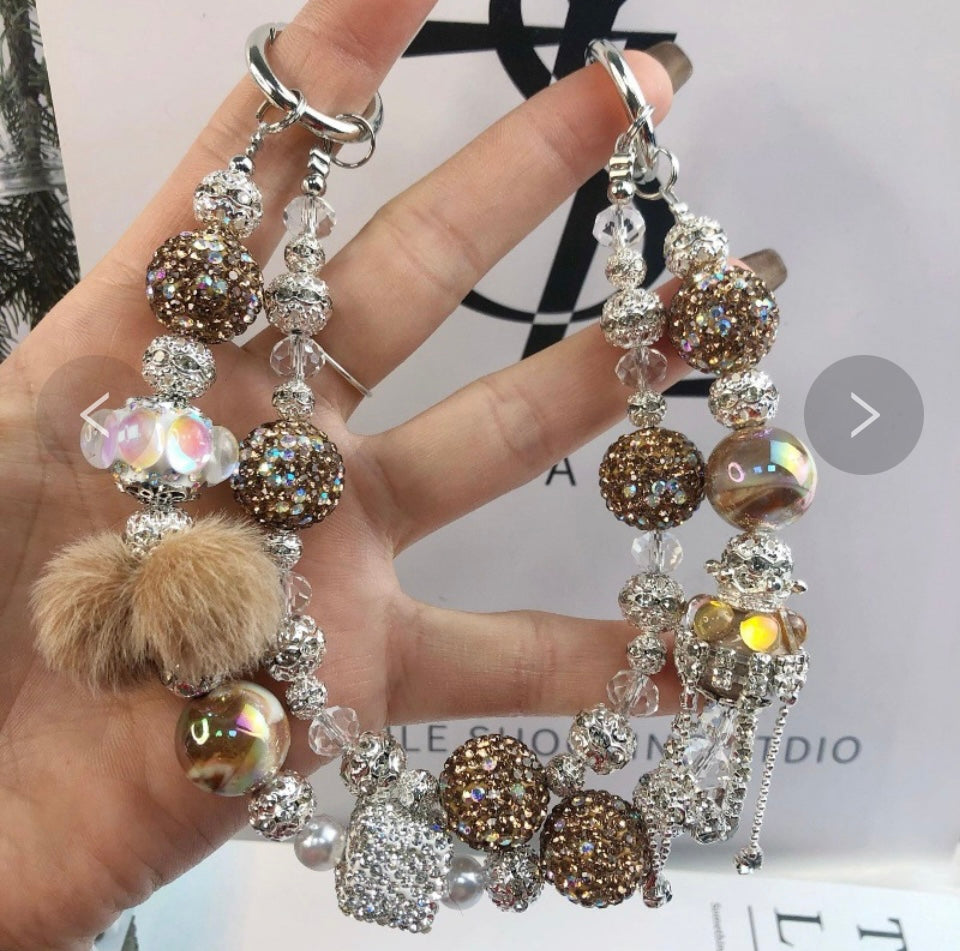 Catena decorativa per cellulare effetto gioiello, ricca di perle, cristalli e charm luminosi. Super scenografica e unica 💎