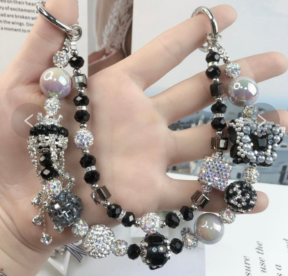 Catena decorativa per cellulare effetto gioiello, ricca di perle, cristalli e charm luminosi. Super scenografica e unica 💎