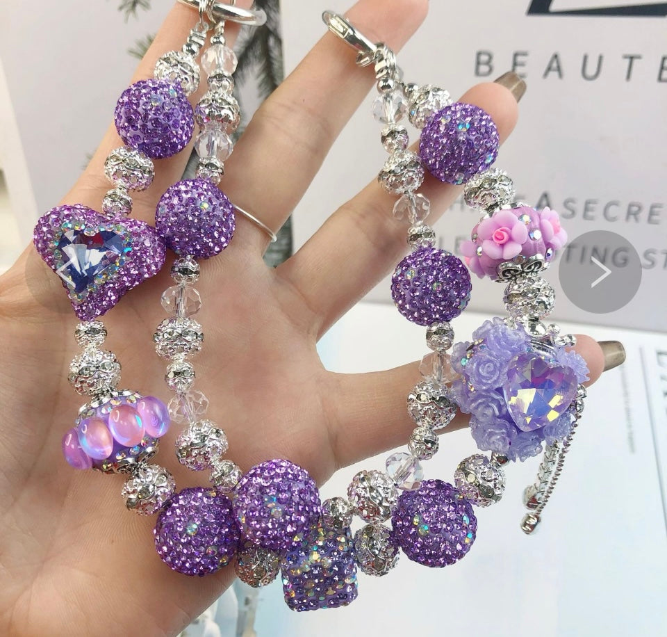 Catena decorativa per cellulare effetto gioiello, ricca di perle, cristalli e charm luminosi. Super scenografica e unica 💎