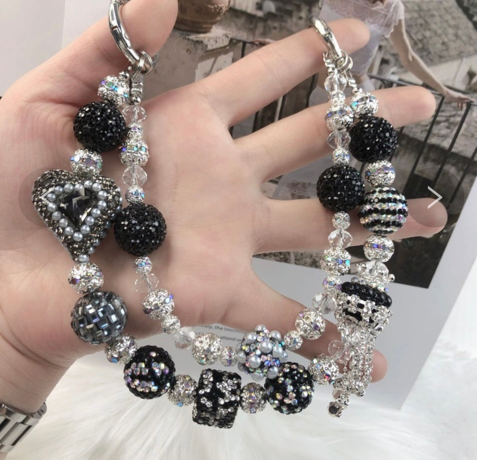 Catena decorativa per cellulare effetto gioiello, ricca di perle, cristalli e charm luminosi. Super scenografica e unica 💎