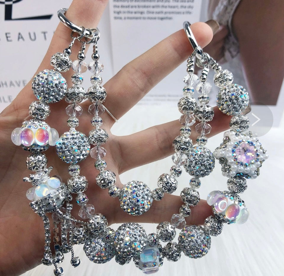 Catena decorativa per cellulare effetto gioiello, ricca di perle, cristalli e charm luminosi. Super scenografica e unica 💎