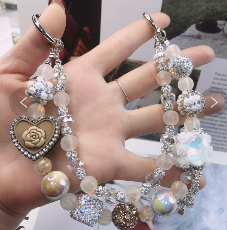 Catena decorativa per cellulare effetto gioiello, ricca di perle, cristalli e charm luminosi. Super scenografica e unica 💎