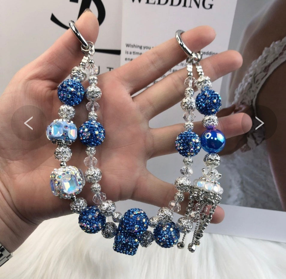 Catena decorativa per cellulare effetto gioiello, ricca di perle, cristalli e charm luminosi. Super scenografica e unica 💎