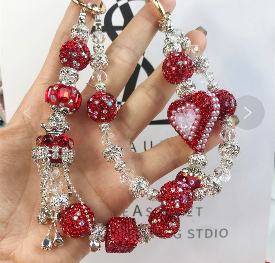 Catena decorativa per cellulare effetto gioiello, ricca di perle, cristalli e charm luminosi. Super scenografica e unica 💎