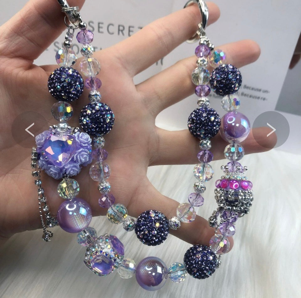 Catena decorativa per cellulare effetto gioiello, ricca di perle, cristalli e charm luminosi. Super scenografica e unica 💎