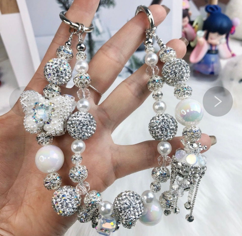 Catena decorativa per cellulare effetto gioiello, ricca di perle, cristalli e charm luminosi. Super scenografica e unica 💎