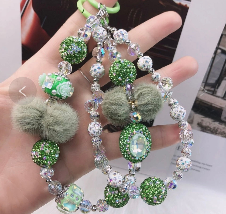 Catena decorativa per cellulare effetto gioiello, ricca di perle, cristalli e charm luminosi. Super scenografica e unica 💎