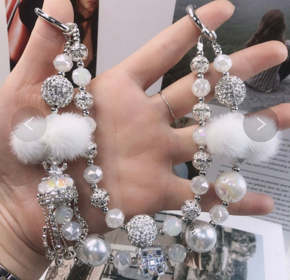 Catena decorativa per cellulare effetto gioiello, ricca di perle, cristalli e charm luminosi. Super scenografica e unica 💎