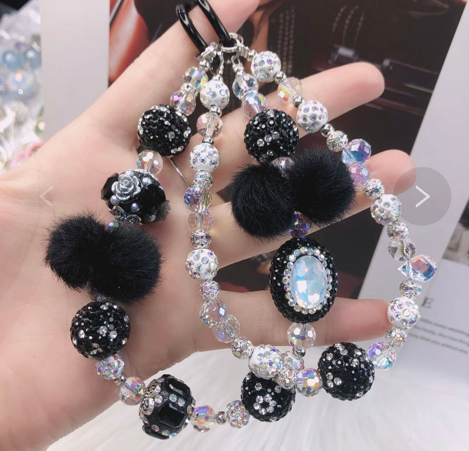 Catena decorativa per cellulare effetto gioiello, ricca di perle, cristalli e charm luminosi. Super scenografica e unica 💎