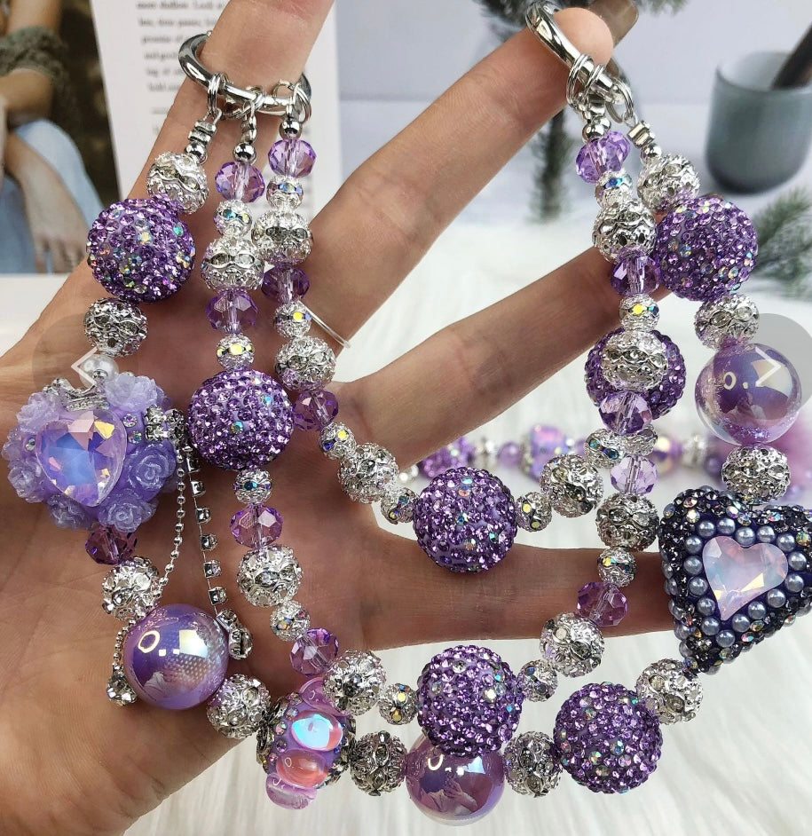 Catena decorativa per cellulare effetto gioiello, ricca di perle, cristalli e charm luminosi. Super scenografica e unica 💎