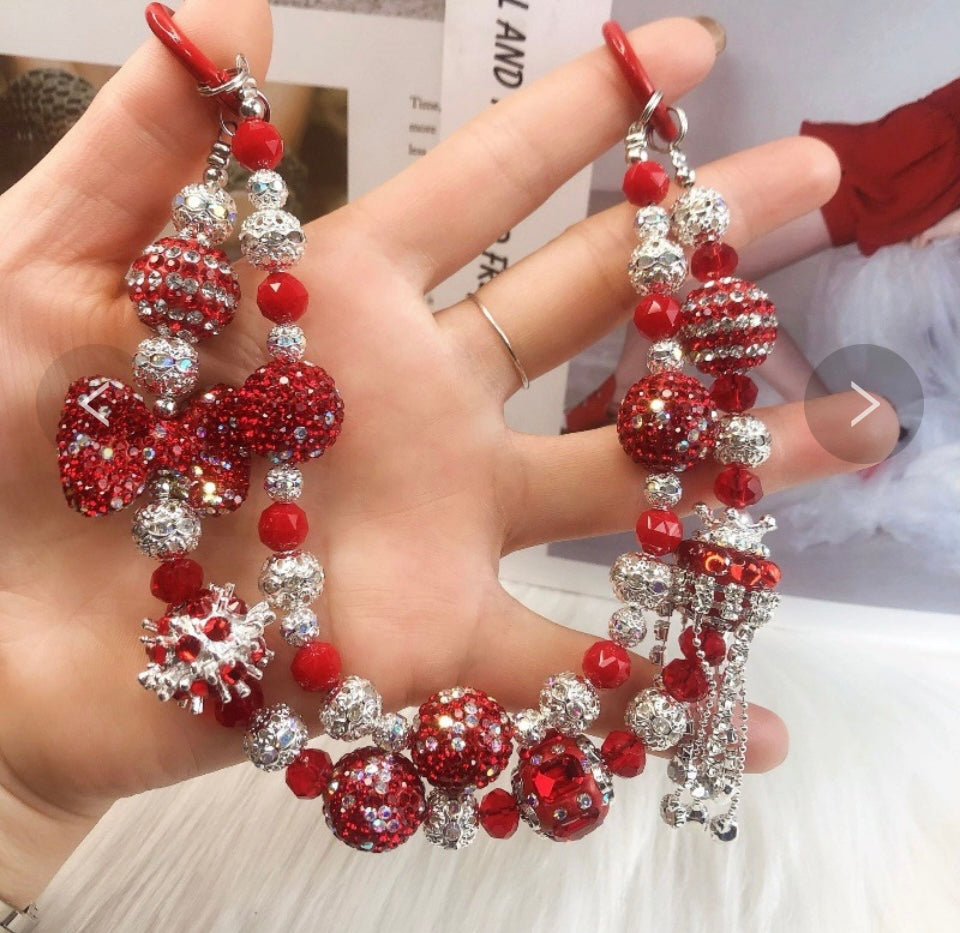 Catena decorativa per cellulare effetto gioiello, ricca di perle, cristalli e charm luminosi. Super scenografica e unica 💎