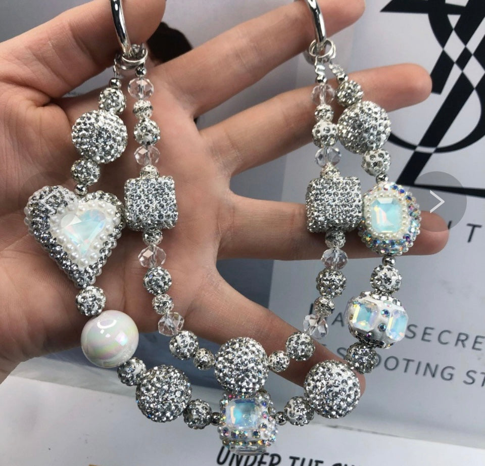 Catena decorativa per cellulare effetto gioiello, ricca di perle, cristalli e charm luminosi. Super scenografica e unica 💎